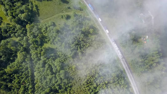 火车在沿海的云层下乘火车旅行。 转铁铁路。 飞在云层之上。 来自无人驾驶飞机的贝加尔湖海岸