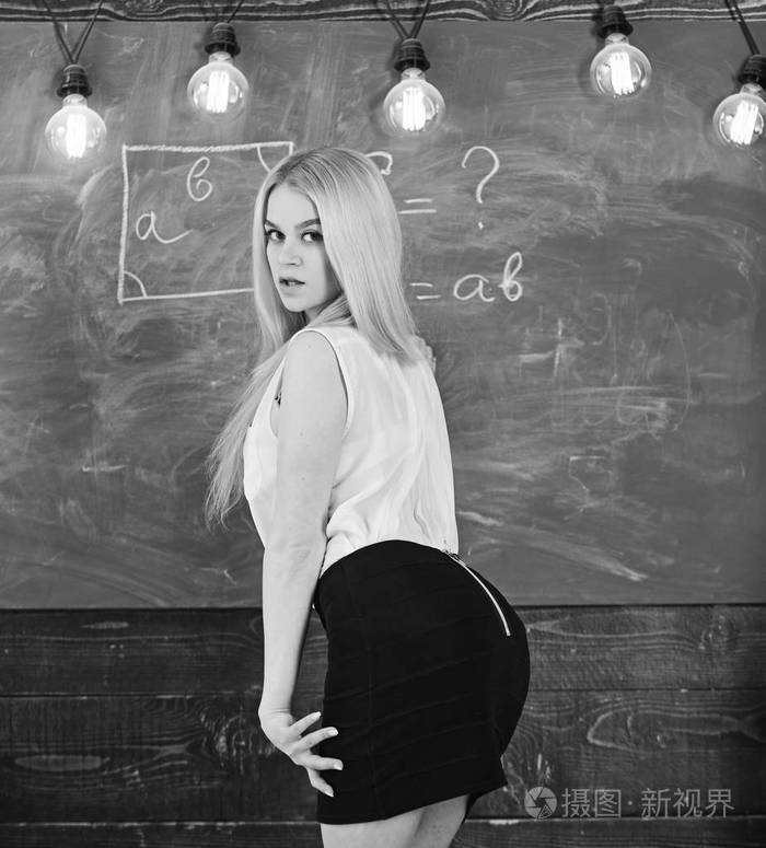 臀部漂亮的女人教数学性感的老师的概念夫人性感的老师在短裙看回来而