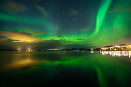 绿色北极光以上的Trondheimsfjorden在兰海姆特隆赫姆地区挪威。