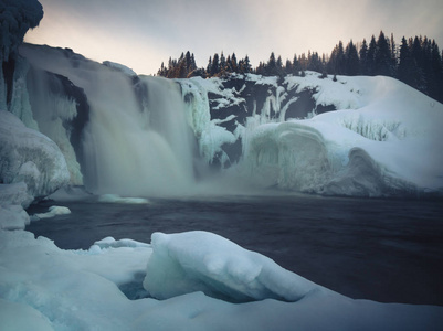 冰冻瀑布单宁。 冬天的风景和冰形成在这个最大的瑞典瀑布。