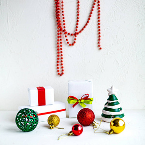 白色背景上的圣诞玩具和一些礼品盒。 假日概念复制空间。 方形图像。
