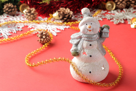 红色背景上的雪人和各种圣诞装饰品。 新年。 圣诞节。 假日