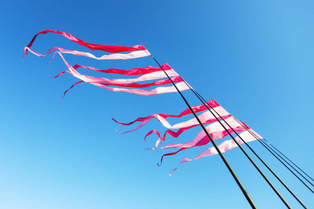 节日丝带和旗帜迎风飘扬照片