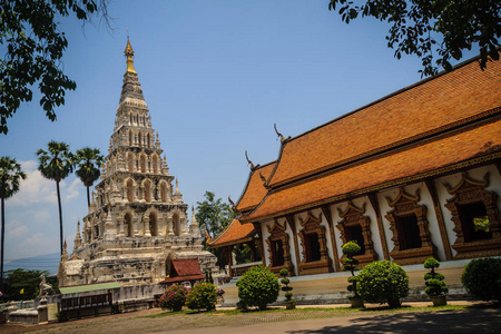 美丽的WATCHEDILIAM方形宝塔的寺庙是威冈考古区唯一的一座古寺，它仍然是泰国的一座工作寺庙。