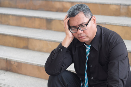 商人遭受下岗经济衰退,商业危机,失业,破产或商业萧条的肖像.