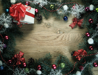 圣诞花圈和木制背景礼物