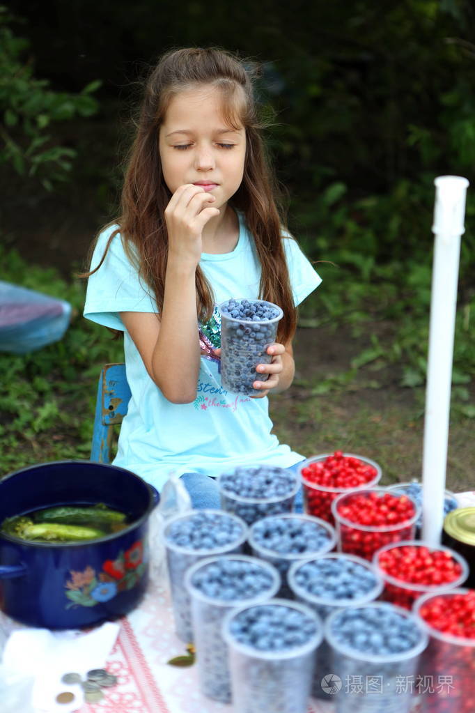 女孩吃蓝莓那个女孩有蓝莓女孩尝试浆果