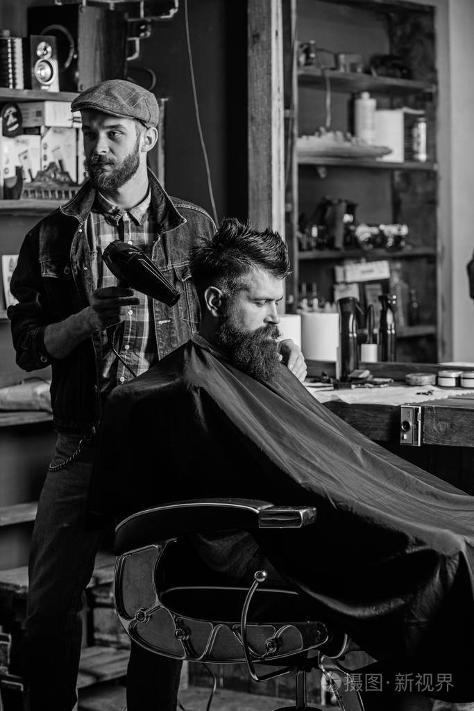 理发师与吹风机工作的发型胡子男子理发店背景.