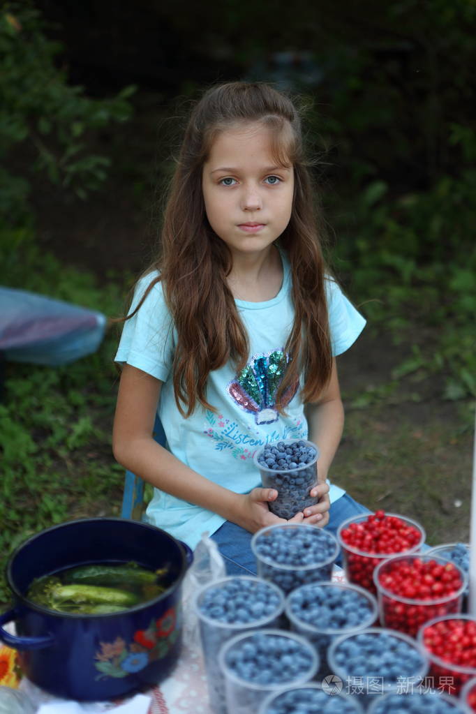 女孩吃蓝莓那个女孩有蓝莓女孩尝试浆果