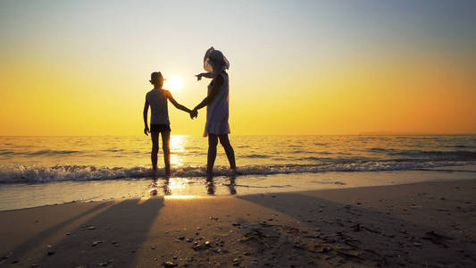 一家人拥抱图片