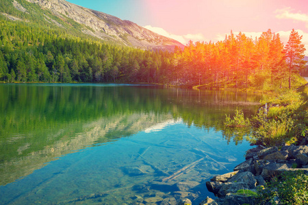 美丽的自然挪威. 湖上的倒影照片