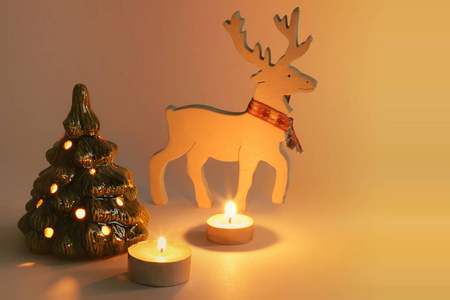 圣诞作文。 木鹿。 蜡烛。 圣诞灯