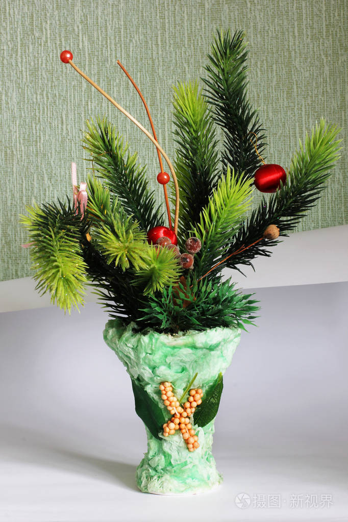 装饰圣诞构图。 花瓶里的云杉