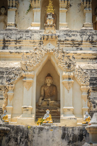 美丽的WATCHEDILIAM方形宝塔的庙宇，是唯一的古代寺庙的一座古寺，它仍然是泰国的一座工作寺庙。