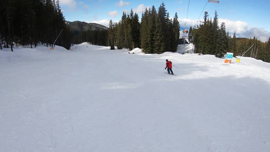 专业专家男子滑雪在准备好的斜坡与新鲜的新粉雪在阿尔卑斯山。