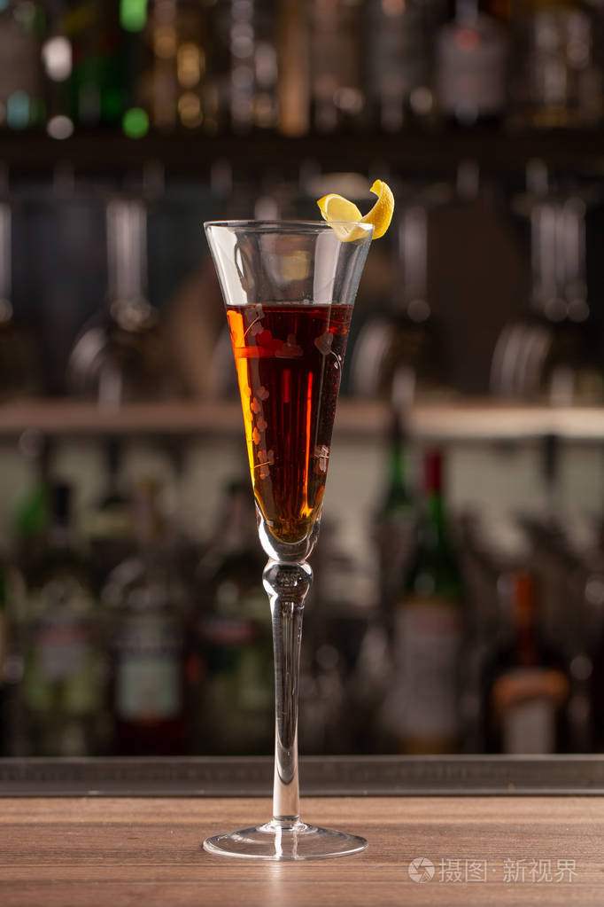 餐厅的酒吧里有一杯老式的烈酒鸡尾酒白兰地