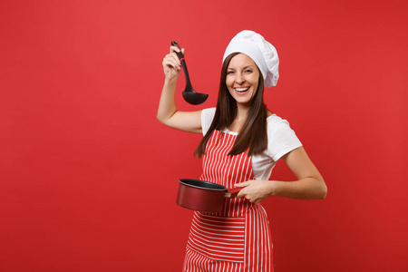 家庭主妇女厨师或面包师穿条纹围裙,白色t恤,烤厨师帽子隔离在红墙