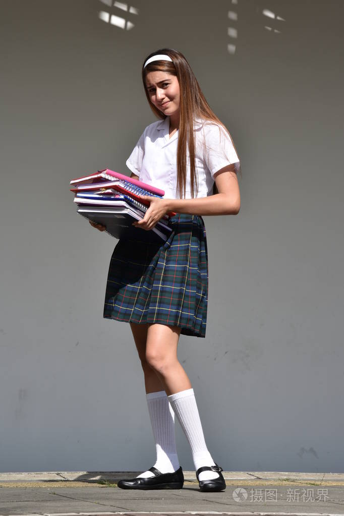 穿着制服站着看书的哥伦比亚人