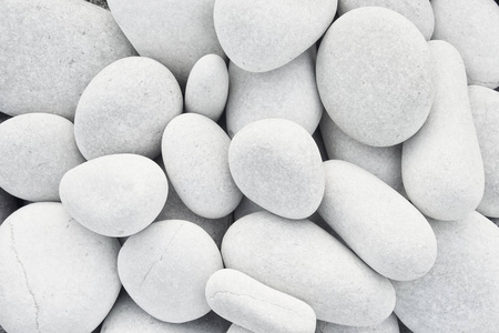 玉石纹理石头海岸纹理上的白色卵石照片