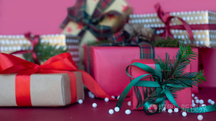 用不同的纸包裹的各种礼品盒的圣诞组成。 上面的风景。