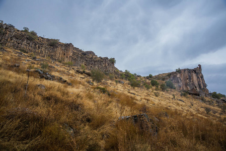 卡帕多西亚的伊拉拉谷。 伊赫拉拉山谷蠕动寺或伊赫拉拉峡谷是土耳其最著名的山谷徒步旅行。 绿色之旅。
