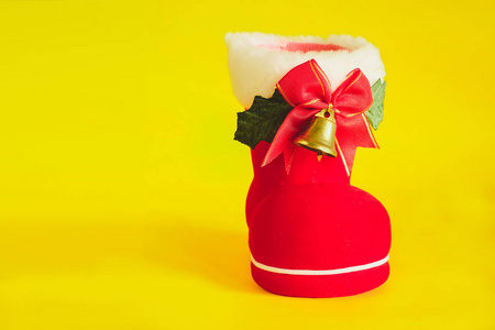 带彩色背景礼品的红色圣诞靴