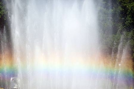喷水池背景上的彩虹图片
