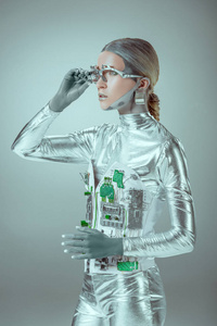 未来主义银色半机器人调整眼睛假体，远离灰色未来技术概念