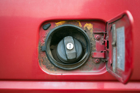 一辆红色客车的开放式油箱