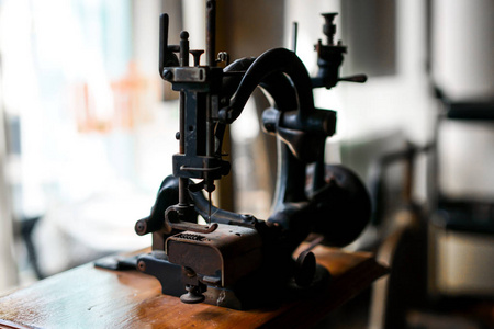 古代缝纫机放置在泰国的一所老式房子里。柔和的焦点。