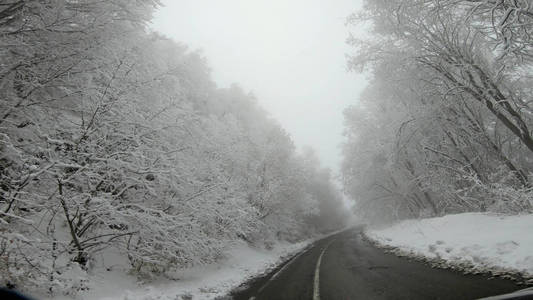 冬季驾驶POV在暴风雪中，山区乡村道路能见度差