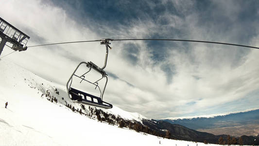 滑雪者的POV在用滑雪升降机提升到山顶上的慢速运动