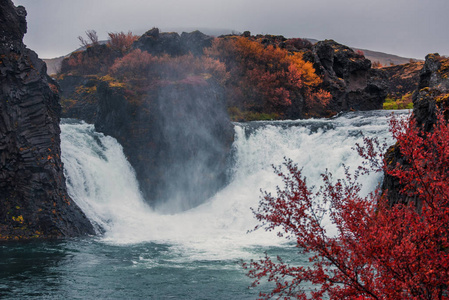 秋天在多云天气下冰岛雄伟的瀑布