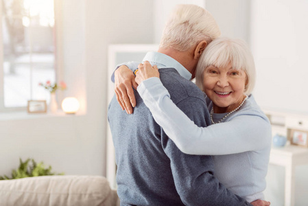 快乐的成熟夫妇庆祝他们的结婚纪念日