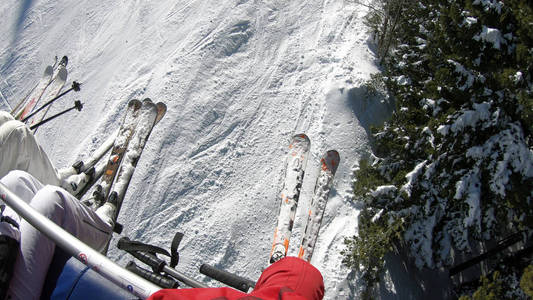 滑雪缆车在日出时穿过松林地区，到达高山滑雪坡，冬季度假胜地波夫射击