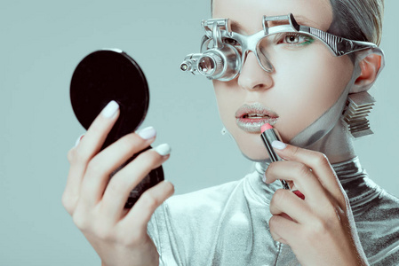 银机器人照镜子，将口红隔离在灰色未来技术概念上