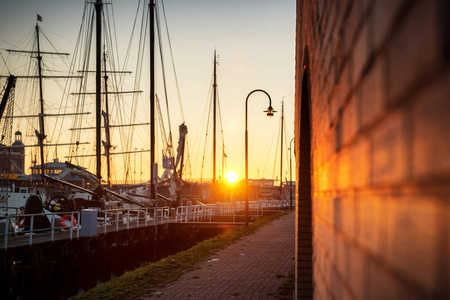 荷兰哈林根的老港口。 旧帆船和带帆和桅杆的货船在荷兰北部等待通往瓦登海和北海的船闸