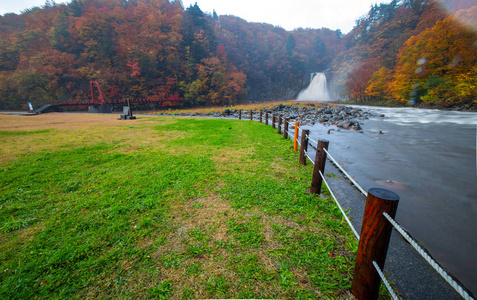 日本山形落叶中的美丽瀑布