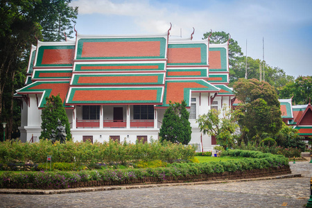 布宾拉贾尼夫宫BhubingRajanives是位于清迈的皇家冬季住宅，王室在季节性访问泰国北部的人民时住在那里。