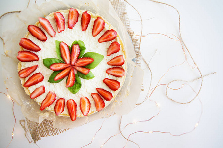 非常美丽的夏季芝士蛋糕装饰草莓站在白色的木桌上, 顶视图