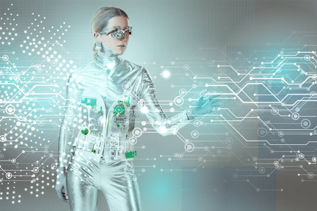 银色机器人女人用手触摸数字数据灰色未来技术概念