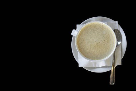 独立热咖啡，放一杯白色，在黑色背景下随意休息。