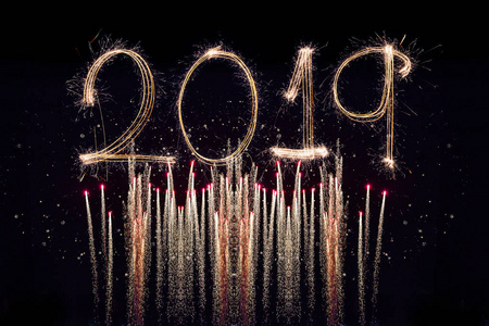 新年快乐，2019年的文字，用黑色背景的火花写