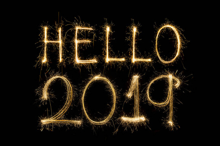 新年快乐，2019年，用黑色背景的火花写文字