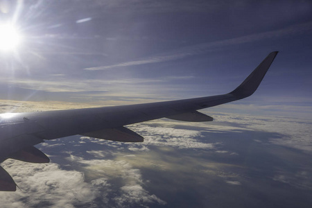 外面的飞机机翼有很多阳光反射.照片