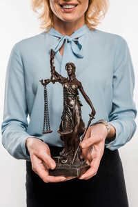 一张微笑的女律师的镜头，把女法官雕像孤立在白色上