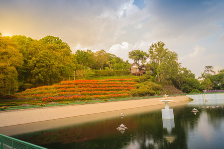 美丽的风景观红花花园和森林中的小别墅在不丹宫泰国。