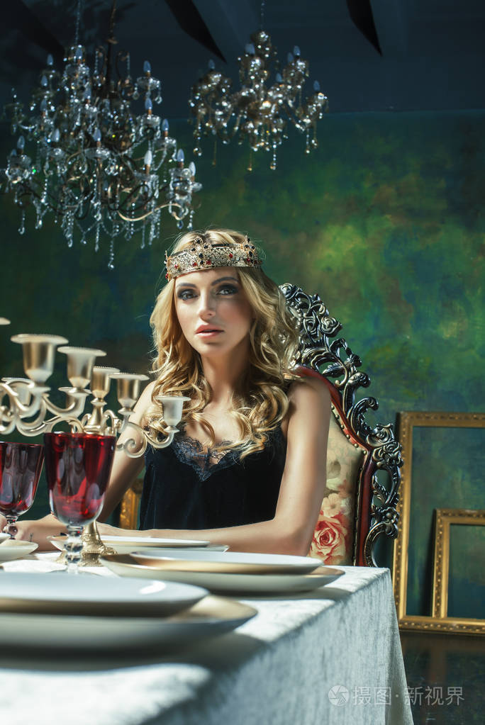 在童话豪华的内饰与 em 戴皇冠的年轻金发美女