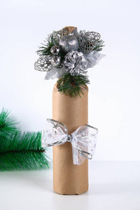 圣诞礼物包装酒瓶自己做。 包装瓶牛皮纸丝带珠和圣诞节装饰。 一步一步地引导照片说明