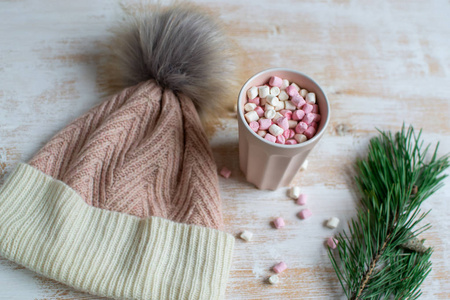 热巧克力与棉花糖圣诞礼品盒装饰自然装饰新年聚会概念老式松果毛皮树早午餐